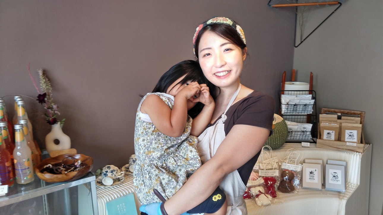 オーナーの野澤まどかさんとお子さん