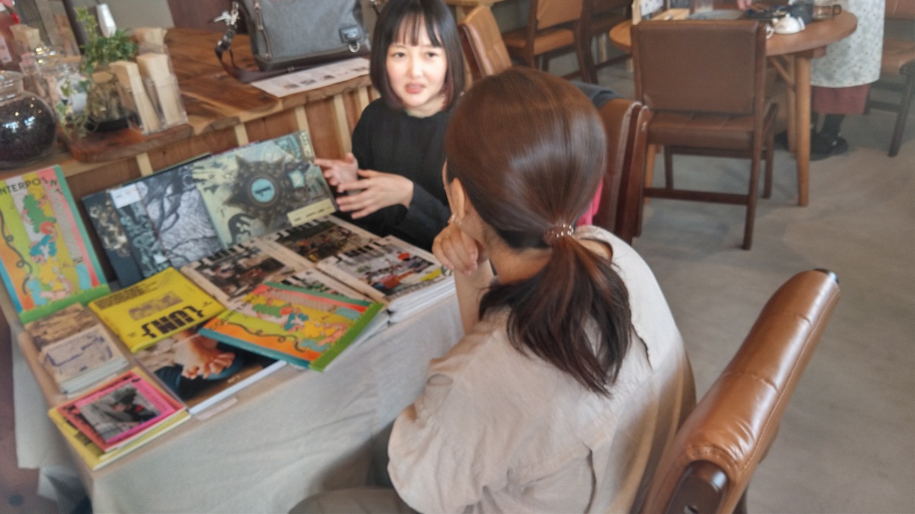 笑顔で話す高山さん